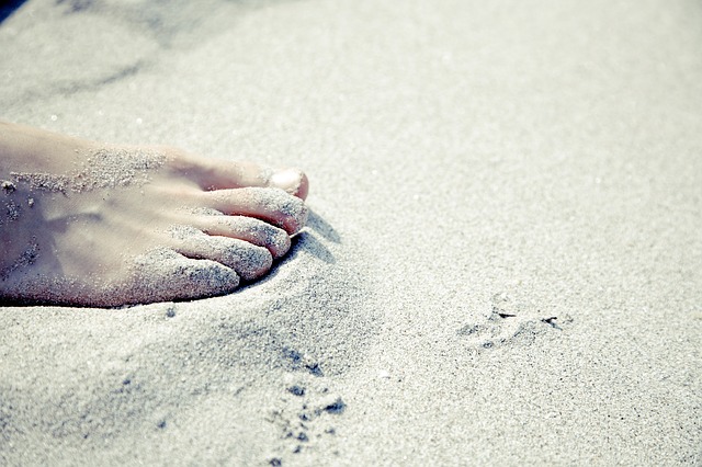 Bosá noha v piesku.jpg